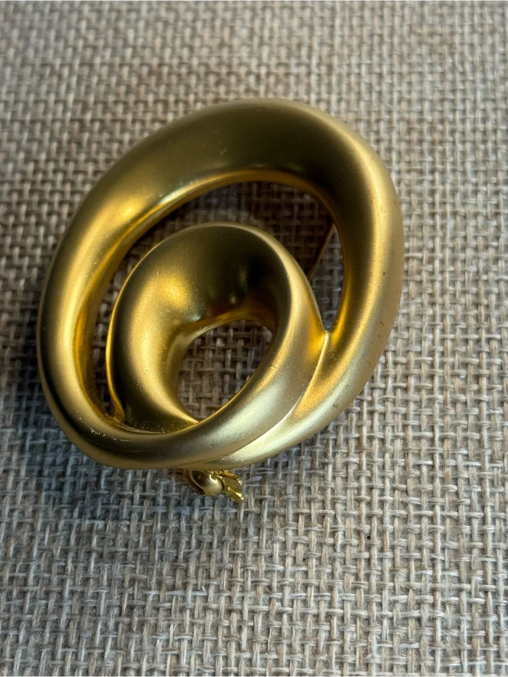 Vintage Modernist Minimalist Matte Gold Tone Swirl Oval Brooch‎ 2.25